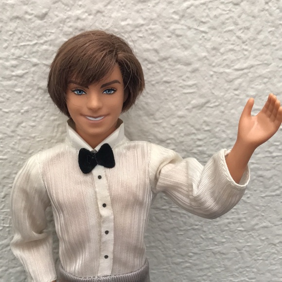 Ken doll, fully dressed with articulated elbows. - Picture 2 of 9
